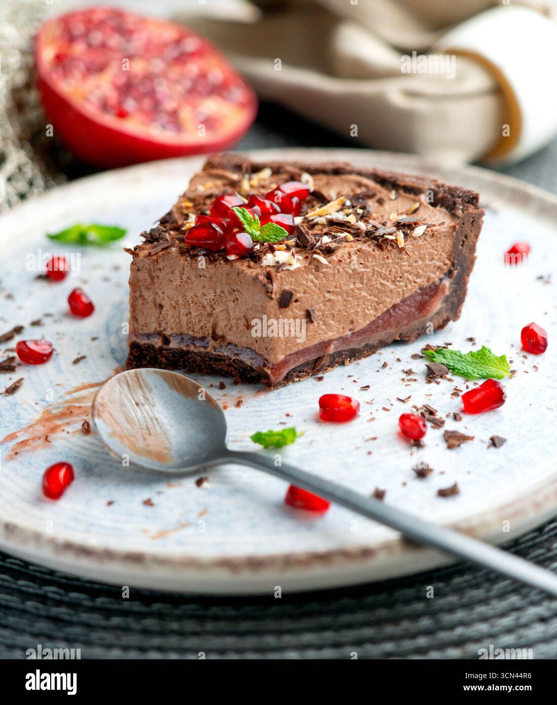 Mousse al cioccolato con frutti rossi, mirtilli e lamponi. Foto Stock