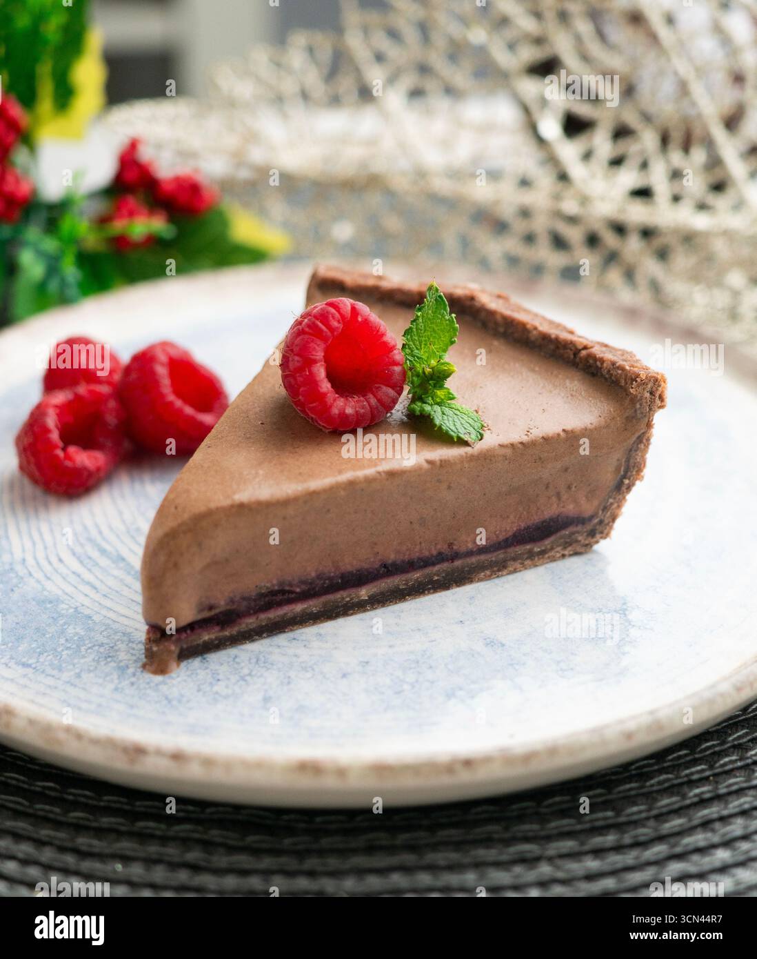 Mousse al cioccolato con frutti rossi, mirtilli e lamponi. Foto Stock