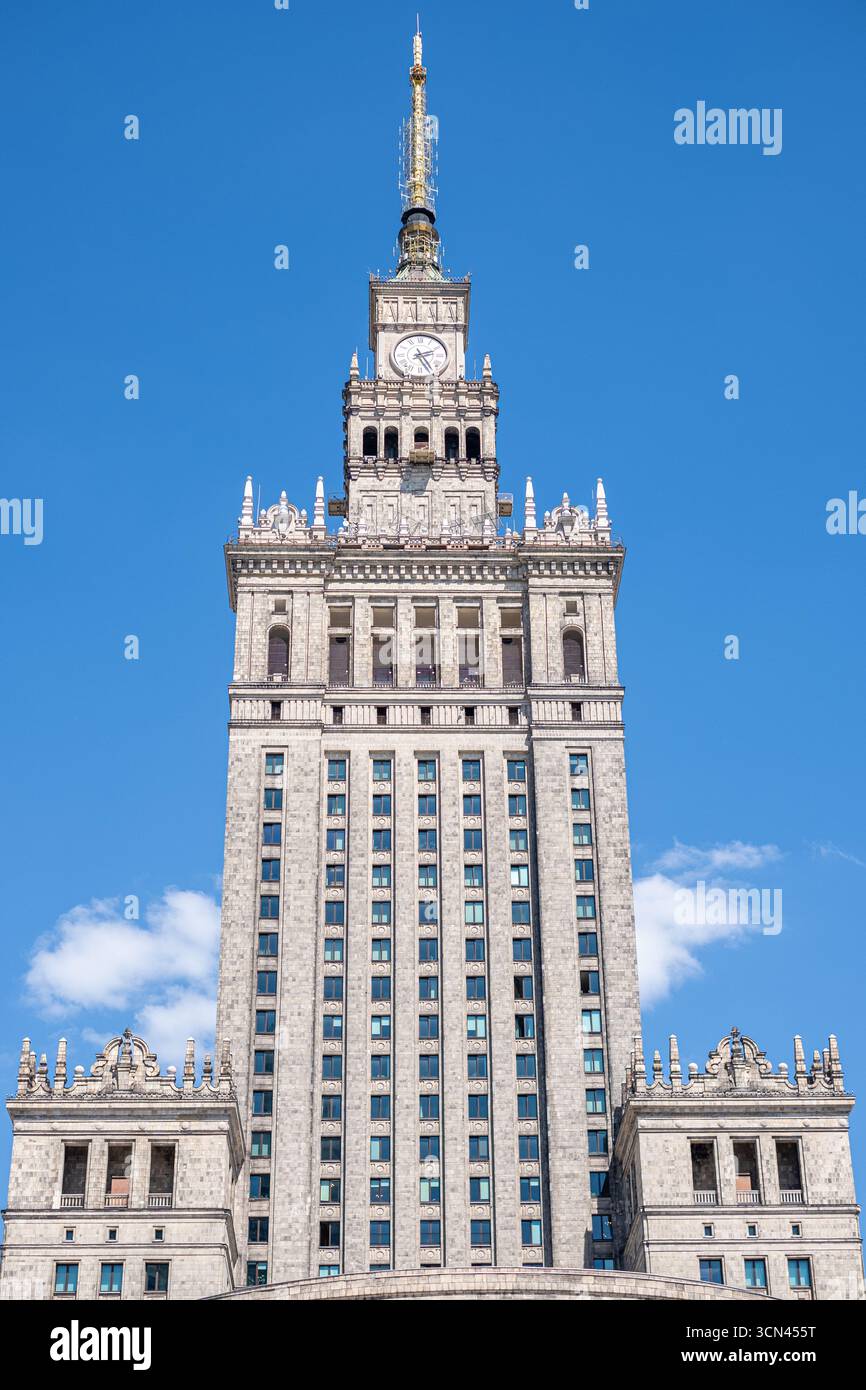 Palazzo della Cultura e della Scienza, alta struttura caratterizzata da disegni ornati ed elementi storici, che si estendono verso il cielo, circondato da un vibrante Foto Stock