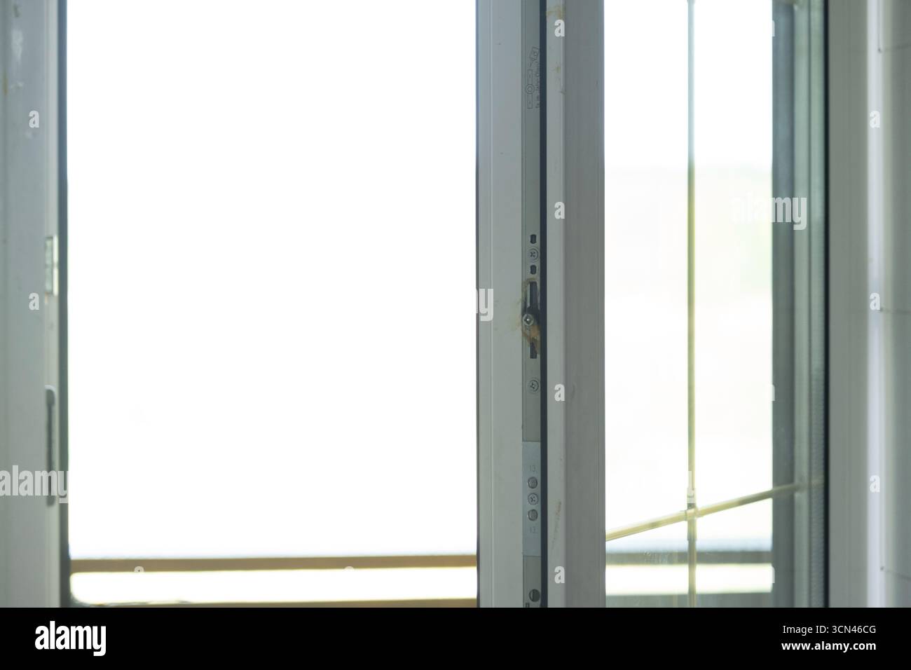 Soffitta finestra dall'interno della finestra in plastica a doppio vetro della casa, pulire il vetro dopo aver pulito i finestrini, aprire e chiudere la finestra, accessori per finestre Foto Stock