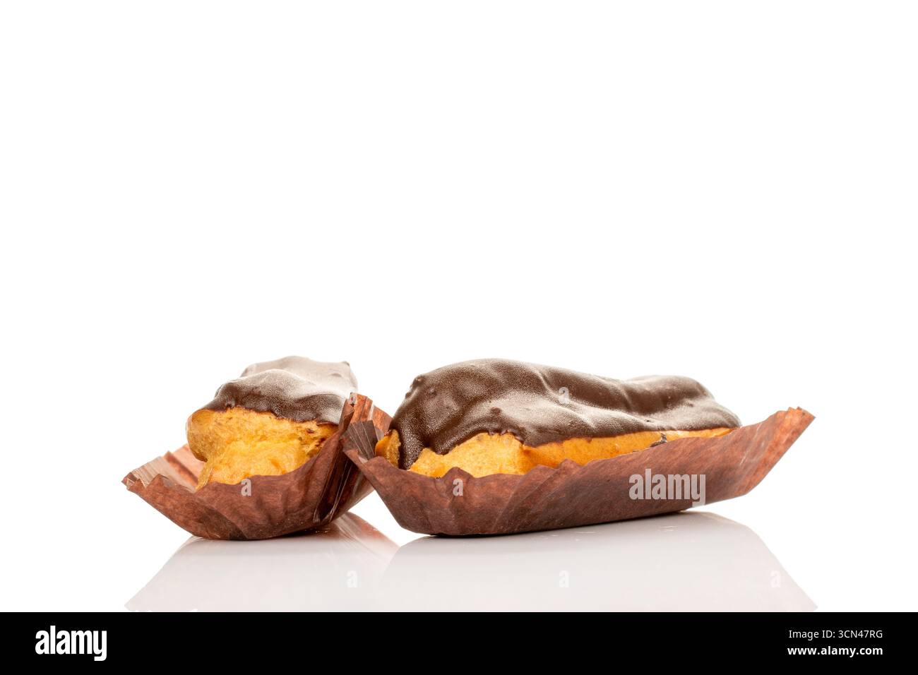 Cioccolato dolce eclair, macro, isolato su sfondo bianco. Foto Stock