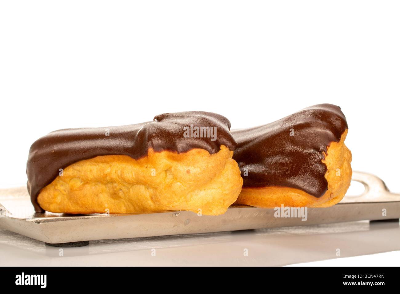 Cioccolato dolce eclair, macro, isolato su sfondo bianco. Foto Stock