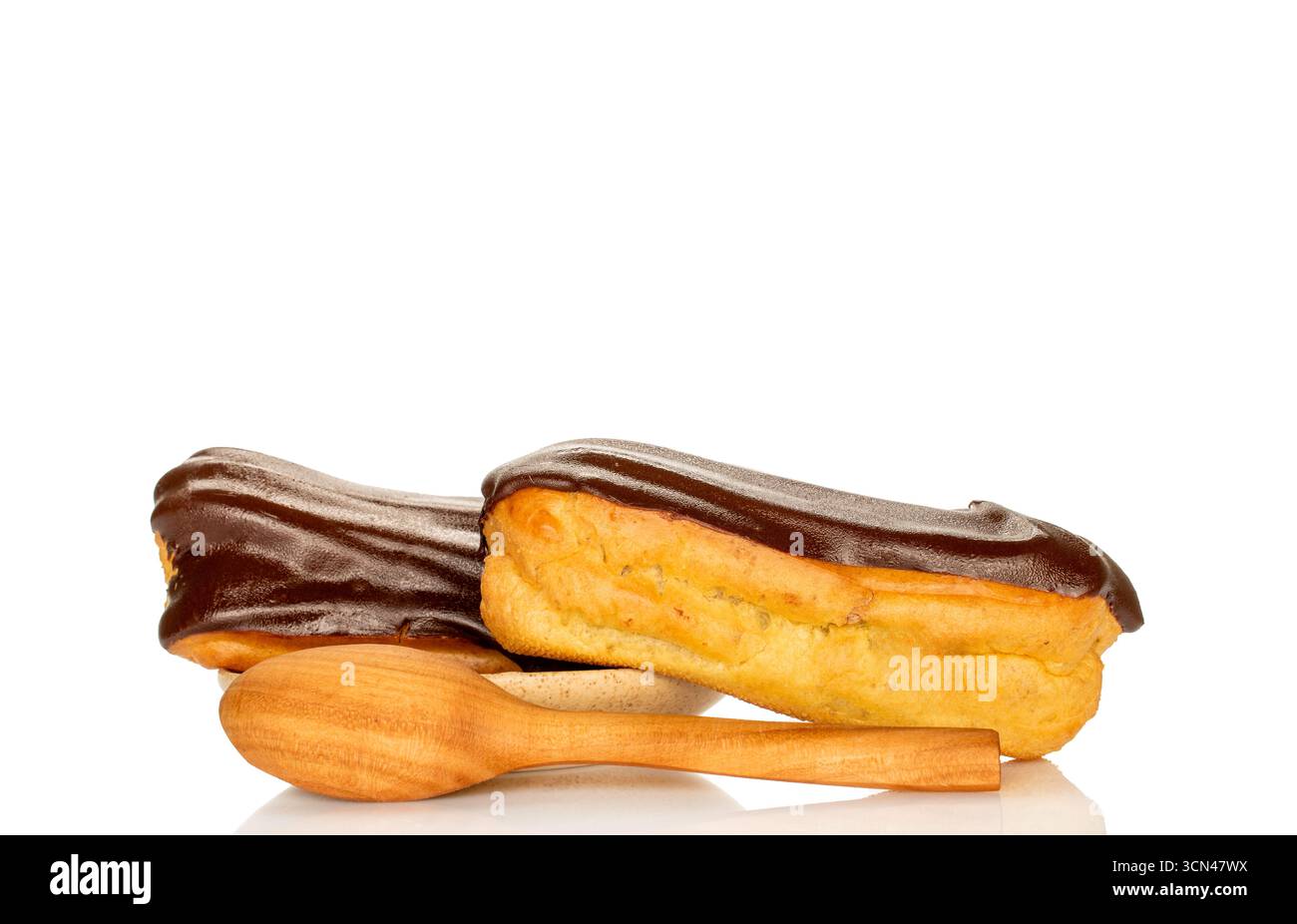 Cioccolato dolce eclair, macro, isolato su sfondo bianco. Foto Stock