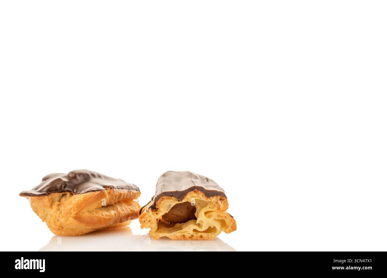 Cioccolato dolce eclair, macro, isolato su sfondo bianco. Foto Stock