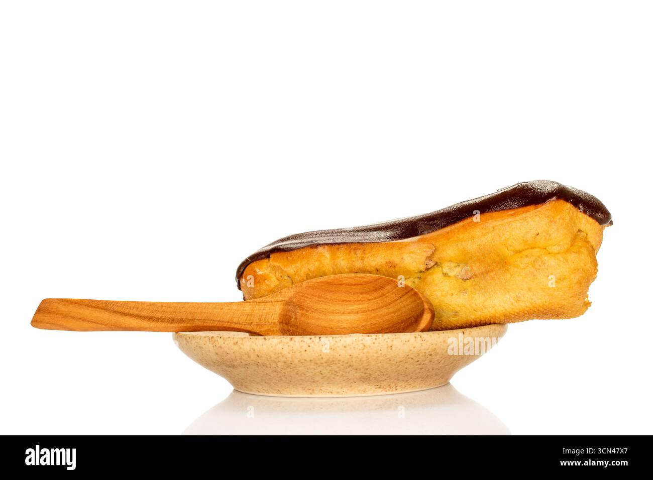 Cioccolato dolce eclair, macro, isolato su sfondo bianco. Foto Stock