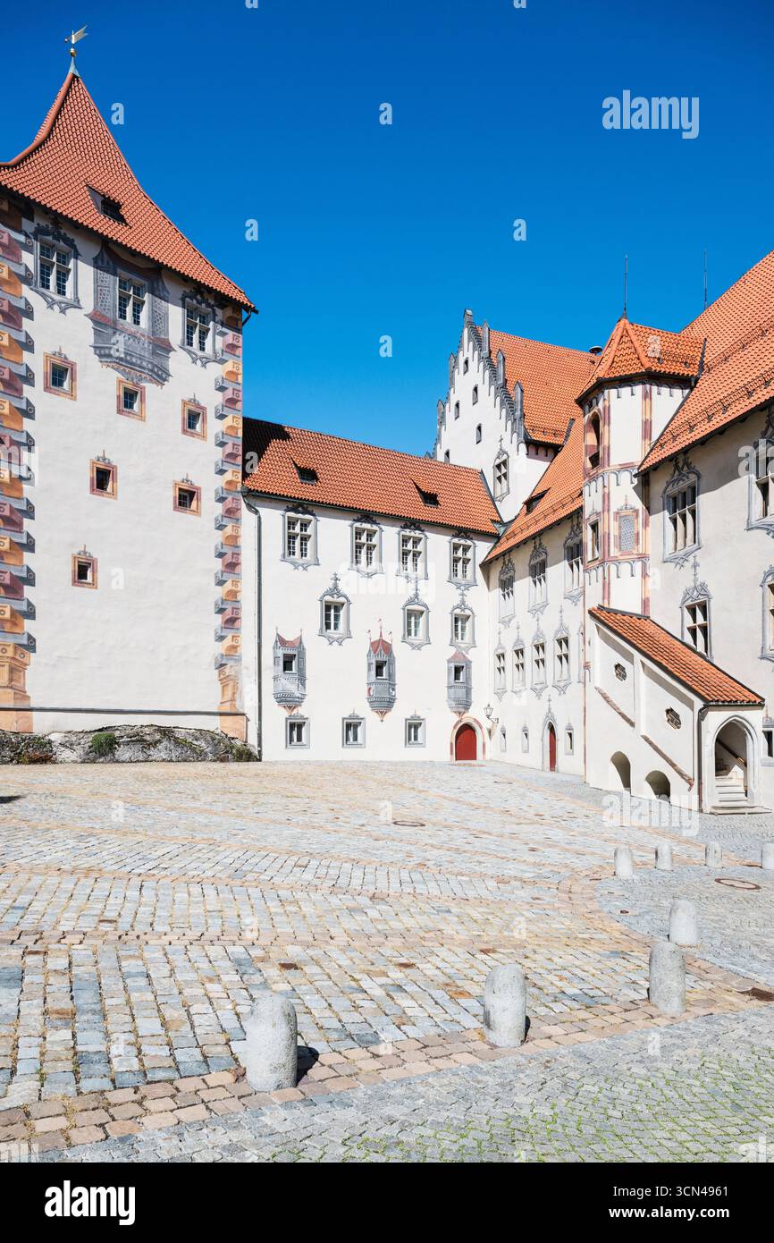 Facciate dipinte nel cortile dell'alto Castello di Füssen al sole del mattino, Baviera, Germania Foto Stock