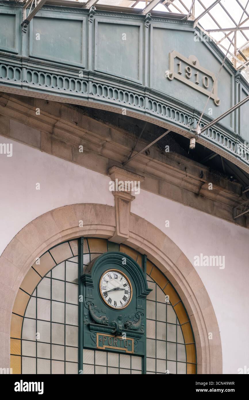 Orologio storico e dettagli architettonici presso la stazione ferroviaria di Sao Bento Porto Portogallo. Famoso punto di riferimento della stazione ferroviaria, ornati in ferro, portoghese Foto Stock