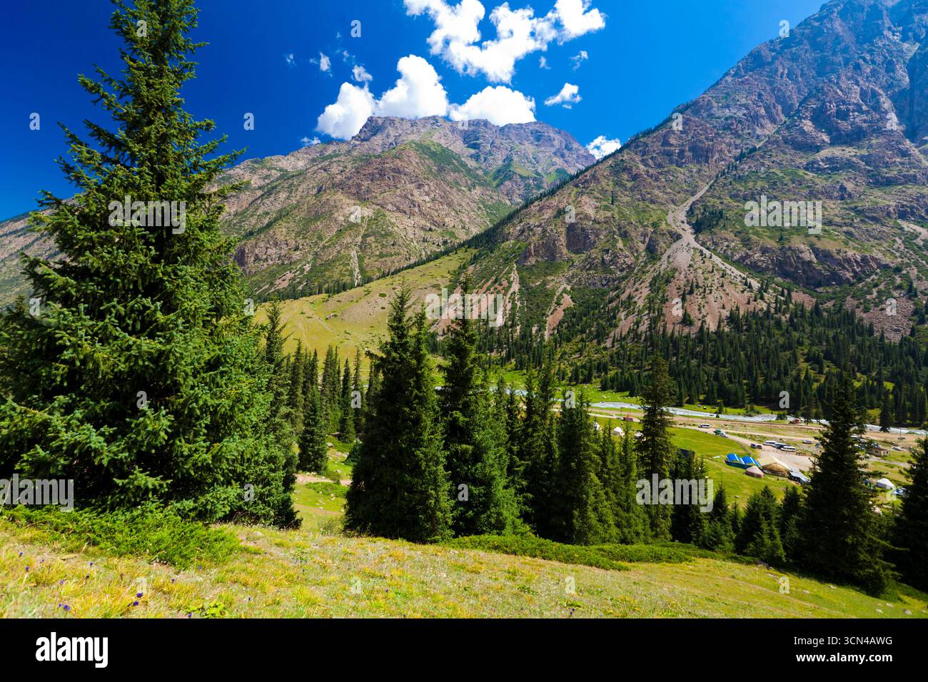 Vita rurale remota negli altopiani alpini del Kazakistan in Kirghizistan Foto Stock