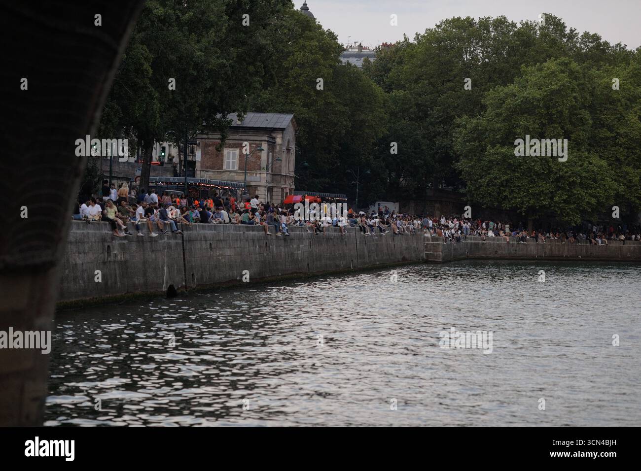 Parigi, Francia - 9 giugno 2023: Le persone rimangono sulle rive della Senna a parlare, bere e divertirsi. Foto Stock