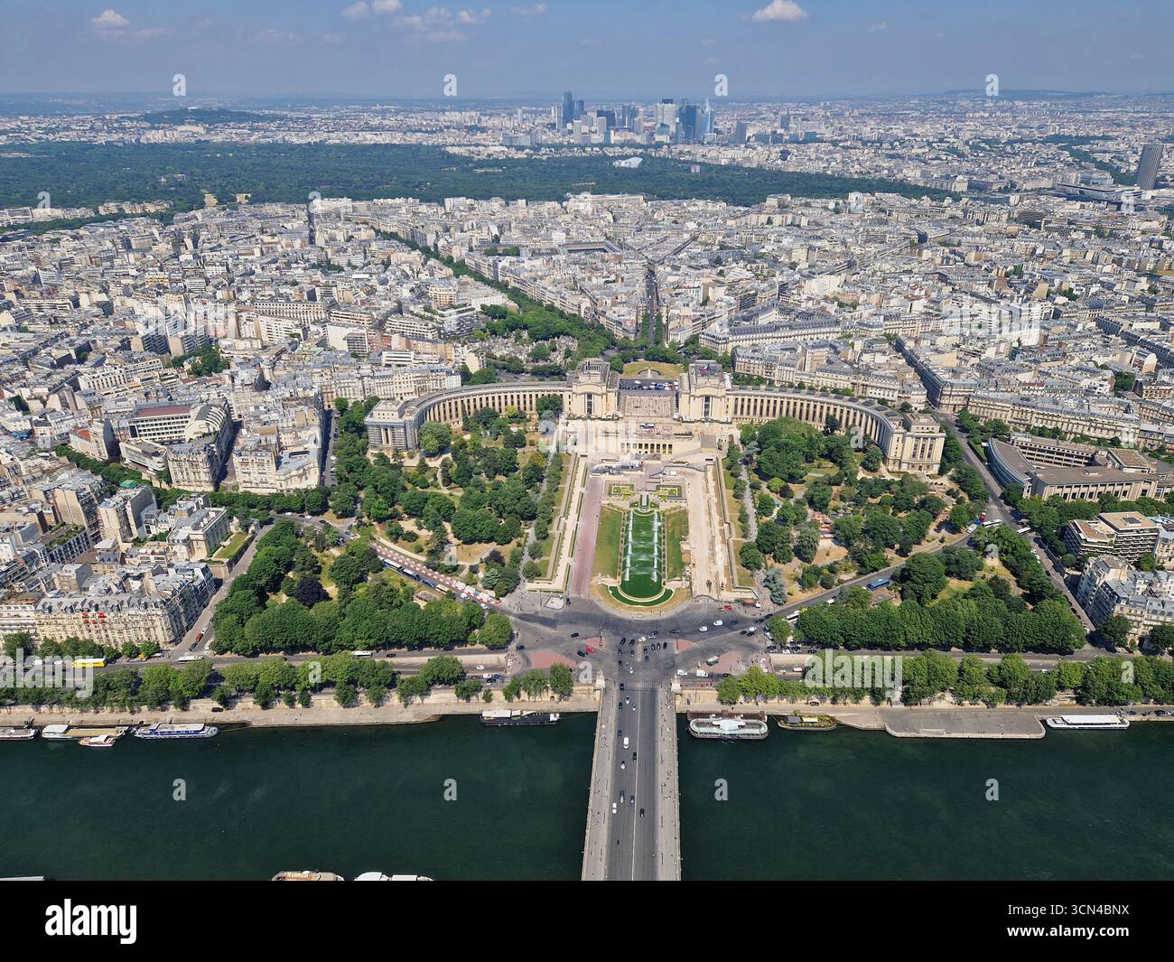 Parigi, Francia - 8 giugno 2023: Panoramica di Parigi vista dalla Torre Eiffel in una giornata di sole. Foto Stock
