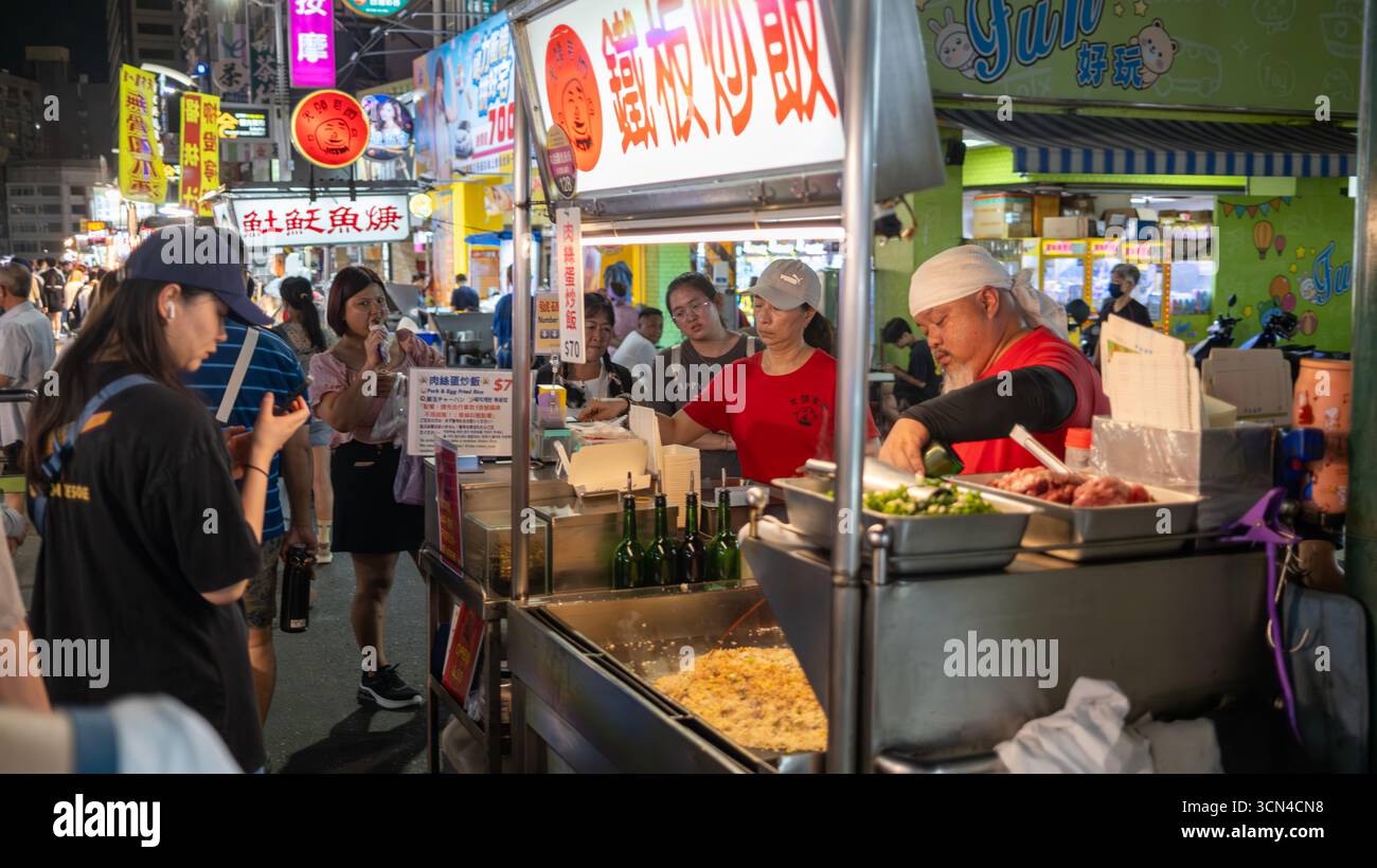 Kaohsiung, Taiwan 8 settembre 2025: Il mercato vende il cibo di strada ai turisti. Mercato notturno di Liuhe. È una delle marche notturne più popolari Foto Stock