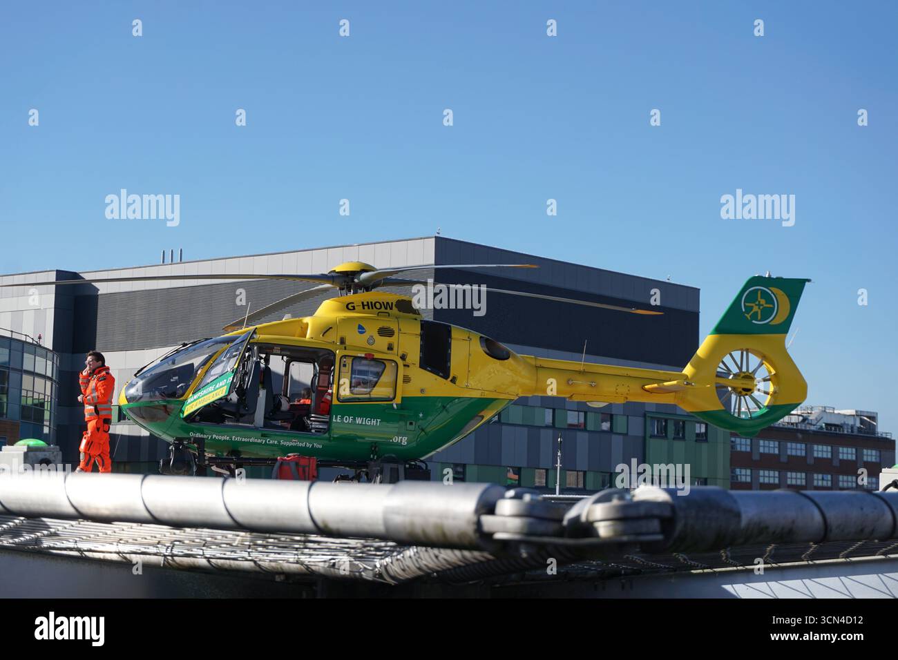 Elicottero Air ambulance dopo l'atterraggio al Southampton General Hospital Inghilterra Regno Unito 6 febbraio 2023 - servizi medici e sanitari Foto Stock