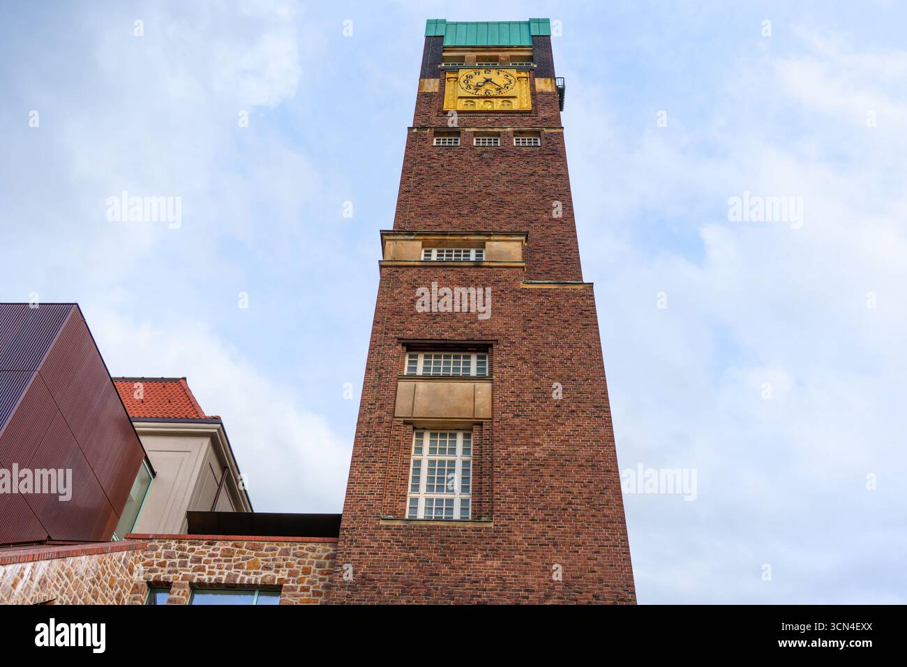 Darmstadt, Germania - 5 giugno 2025: Vista ravvicinata della Torre delle nozze a Darmstadt, Germania, che mostra la sua struttura in mattoni e l'orologio di spicco Foto Stock