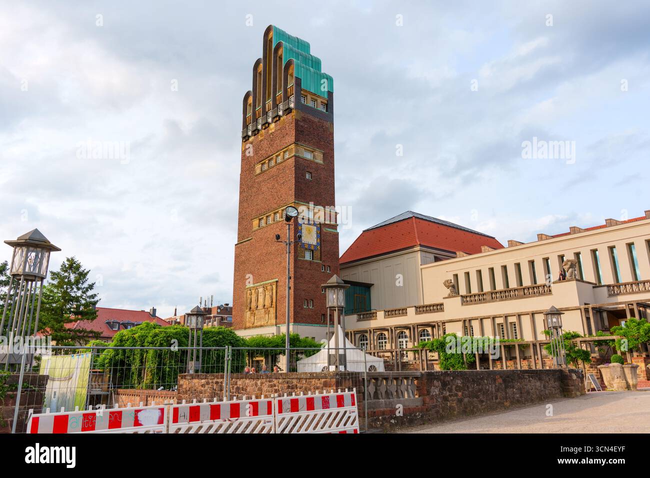 Darmstadt, Germania - 5 giugno 2025: Vista architettonica dell'iconica torre dell'orologio a Mathildenhoehe, che mostra il suo design unico, i colori vivaci e la S. Foto Stock