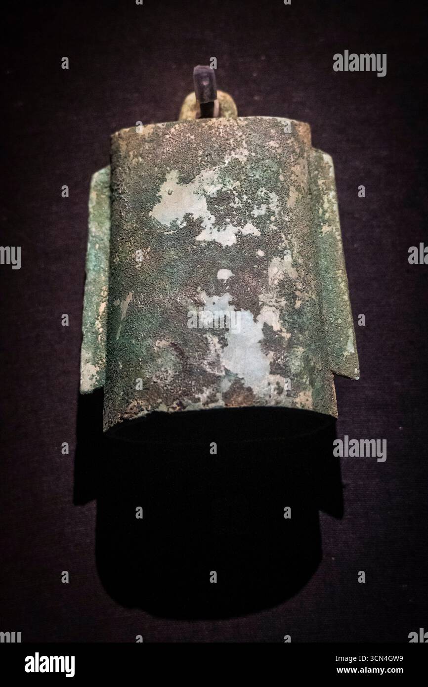 Campana di bronzo, dinastia Shang, Sanxingdui, Chengdu, Sichuan, Repubblica Popolare Cinese, Asia Foto Stock