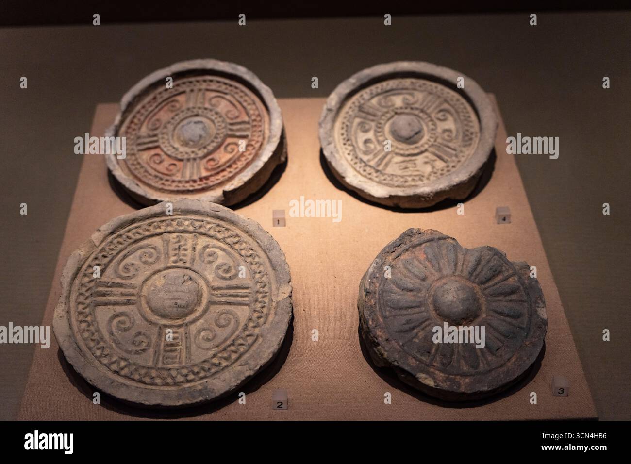 Mattonelle di grondaie con motivo di nuvole, Shuangliu, Chengdu, Sichuan, Repubblica Popolare Cinese, Asia Foto Stock