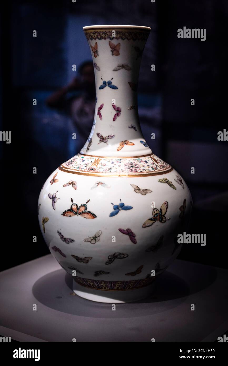 Vaso di porcellana rosa Famille con motivo di farfalle , dinastia Qing, (1644-1911), Chengdu , Sichuan, Repubblica Popolare Cinese, Asia Foto Stock