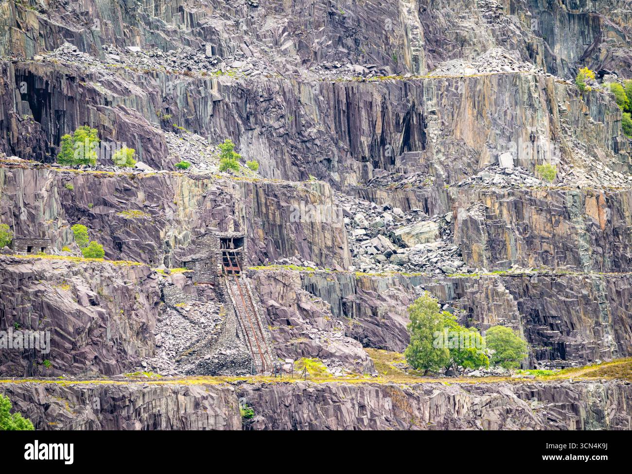 Terrazze di Dinorwig Slate Quarry, vicino a Llanberis, Eryri (Snowdonia), Gwynedd, Galles Foto Stock