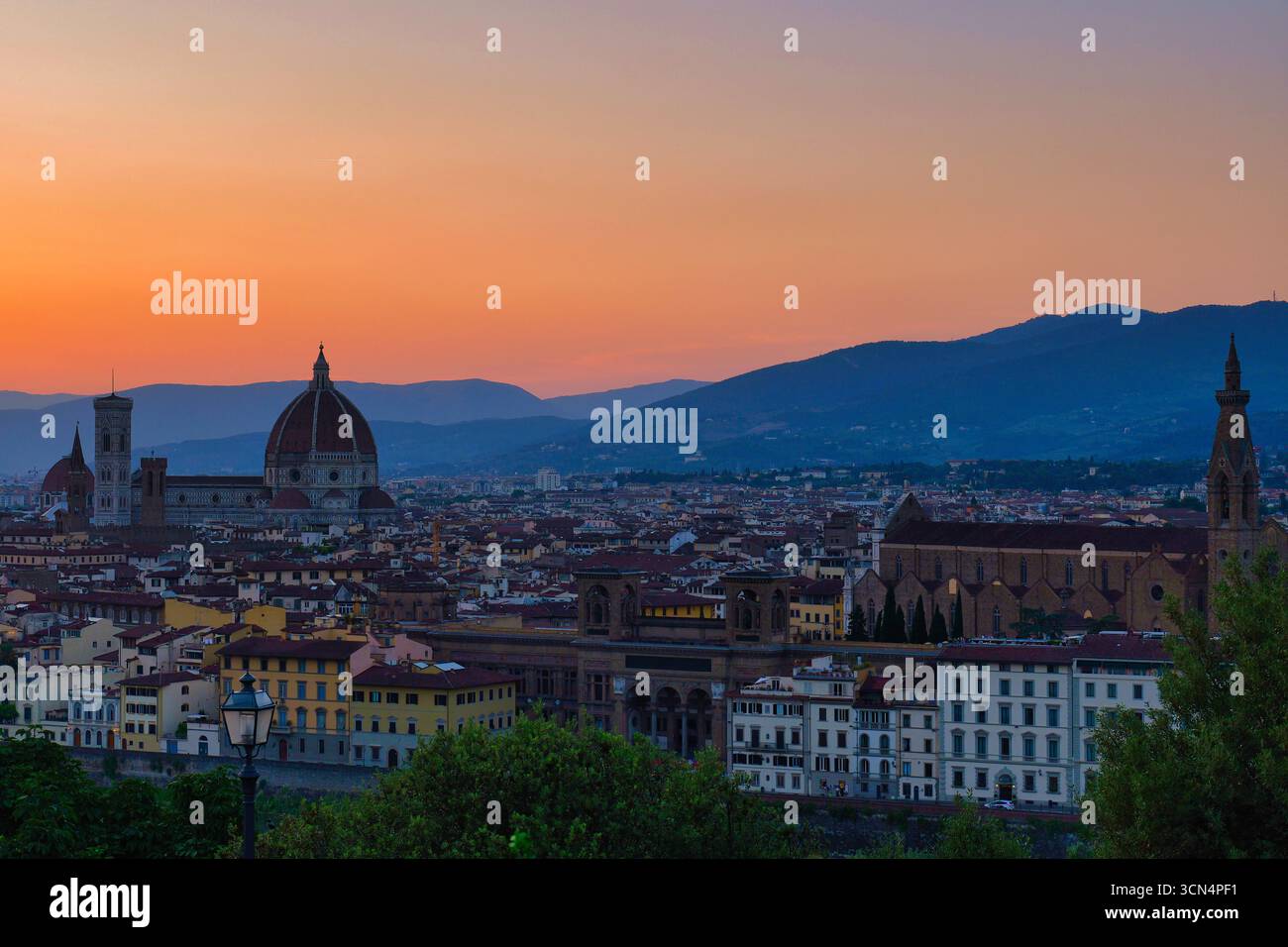Vista aerea della città di Firenze al tramonto con lo skyline storico Foto Stock