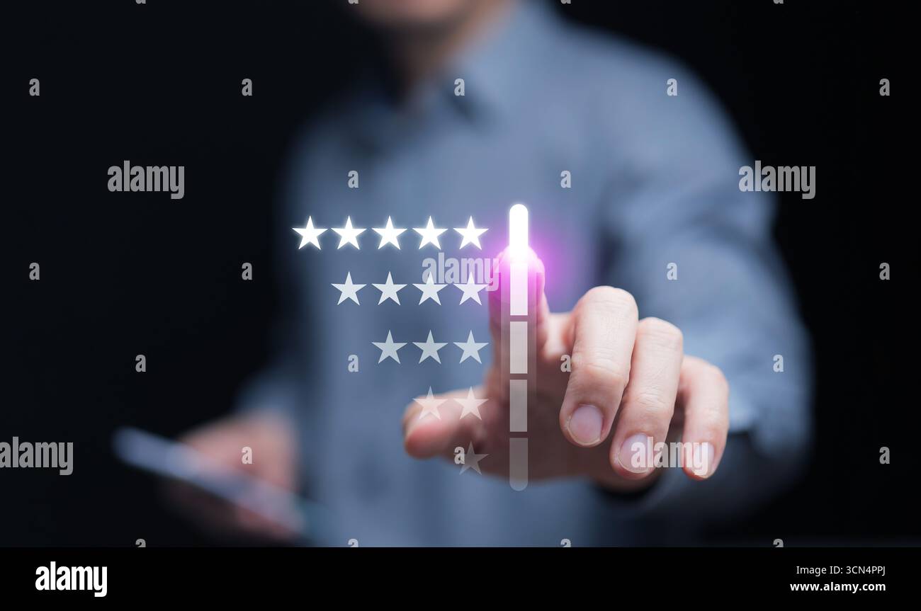 Primo piano toccando l'icona di una recensione a cinque stelle, simboleggiando il feedback dei clienti, la valutazione online, la qualità del servizio, la fiducia del marchio, e lo strato di marketing digitale Foto Stock
