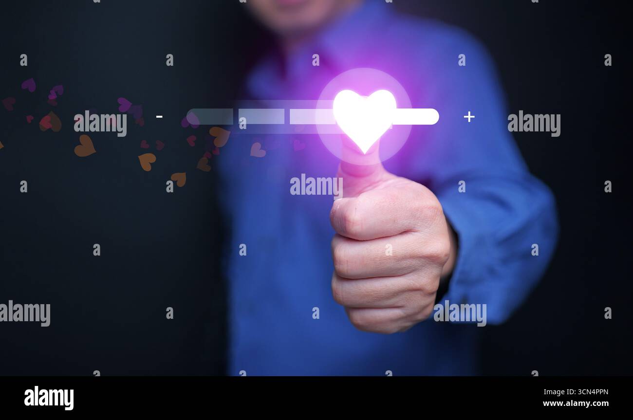 Con il simbolo del cuore illuminato che rappresenta l'esperienza del cliente, la connessione emotiva, la qualità del servizio, il marketing digitale e i rapporti positivi Foto Stock