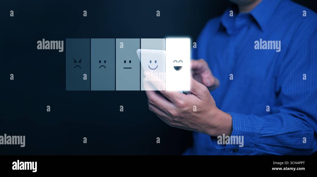 Uomo d'affari che sceglie Smiley Face emoji sulla barra della soddisfazione tramite telefono cellulare, simboleggia la recensione dei clienti, il feedback positivo, la gestione della reputazione, se Foto Stock