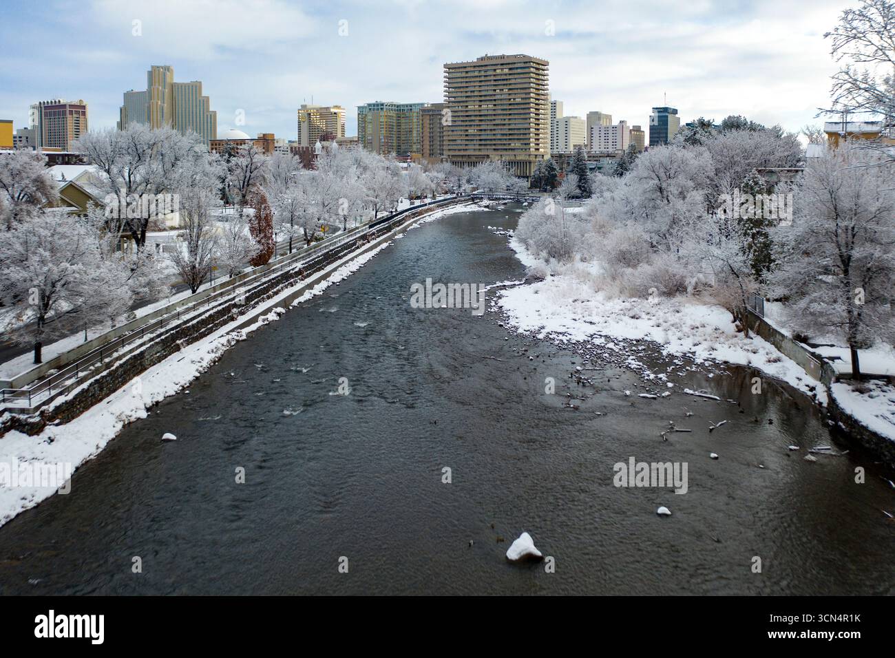Il fiume Truckee attraversa Reno, Nevada, a Winter Foto Stock
