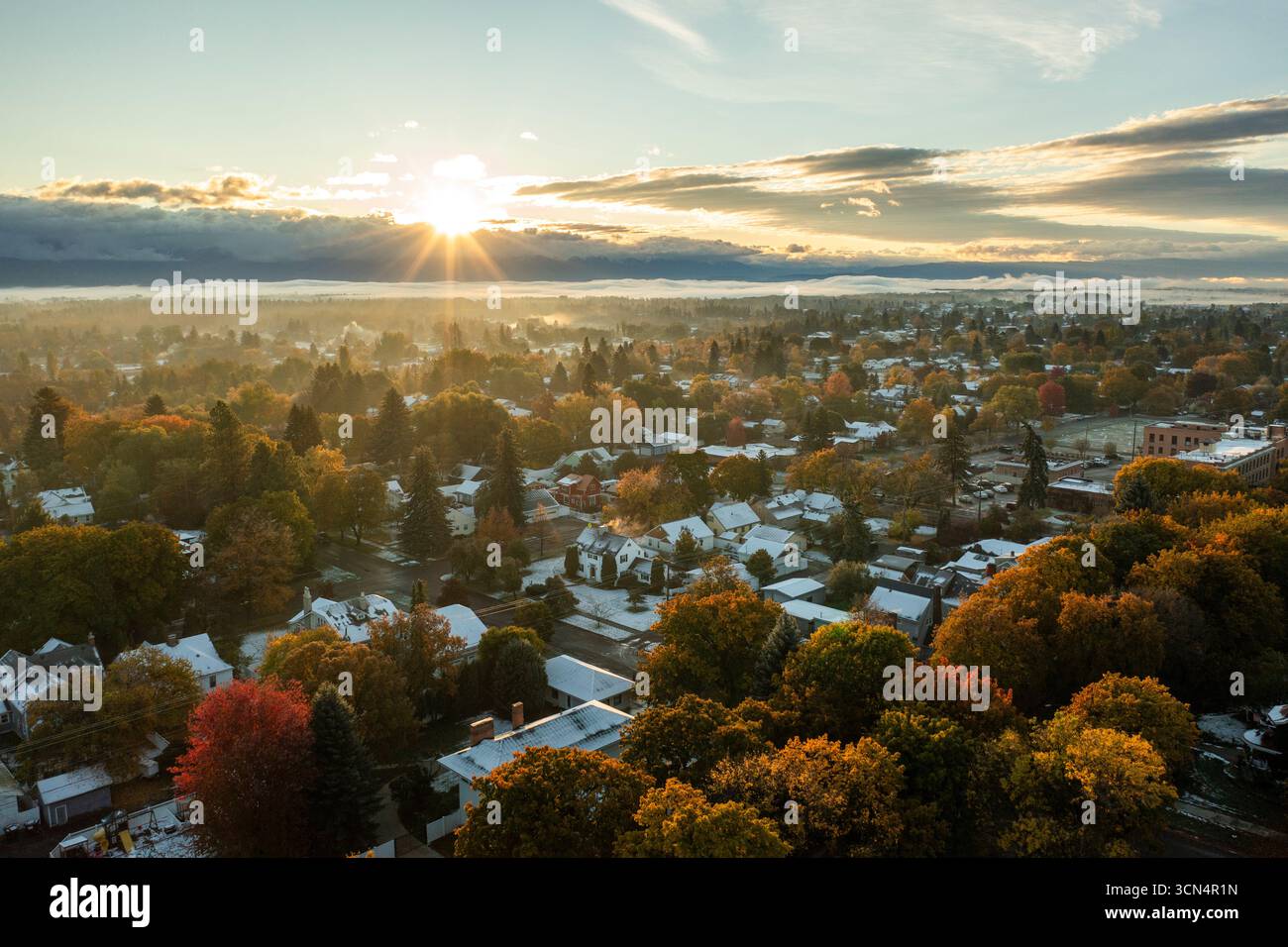Foto dall'alto dell'alba su Kalispell, Montana Foto Stock