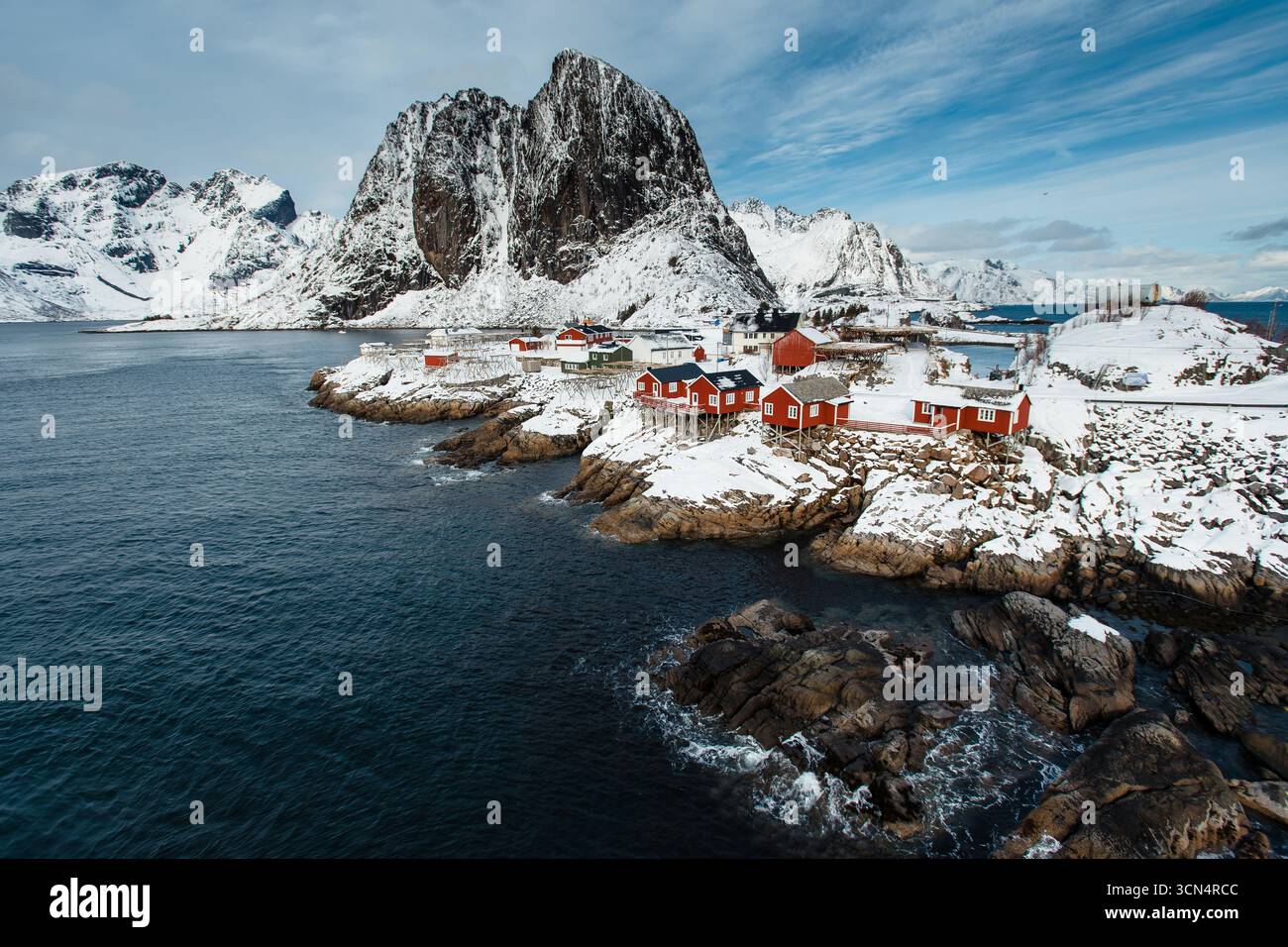 Red Cabins sulla costa norvegese innevata Foto Stock