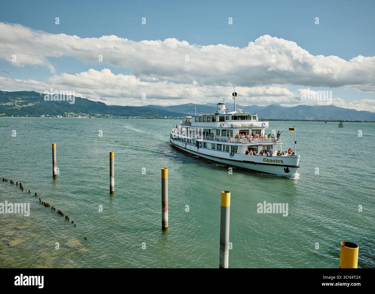 Traghetto che trasporta i turisti attraverso il lago di costanza a lindau, germania Foto Stock