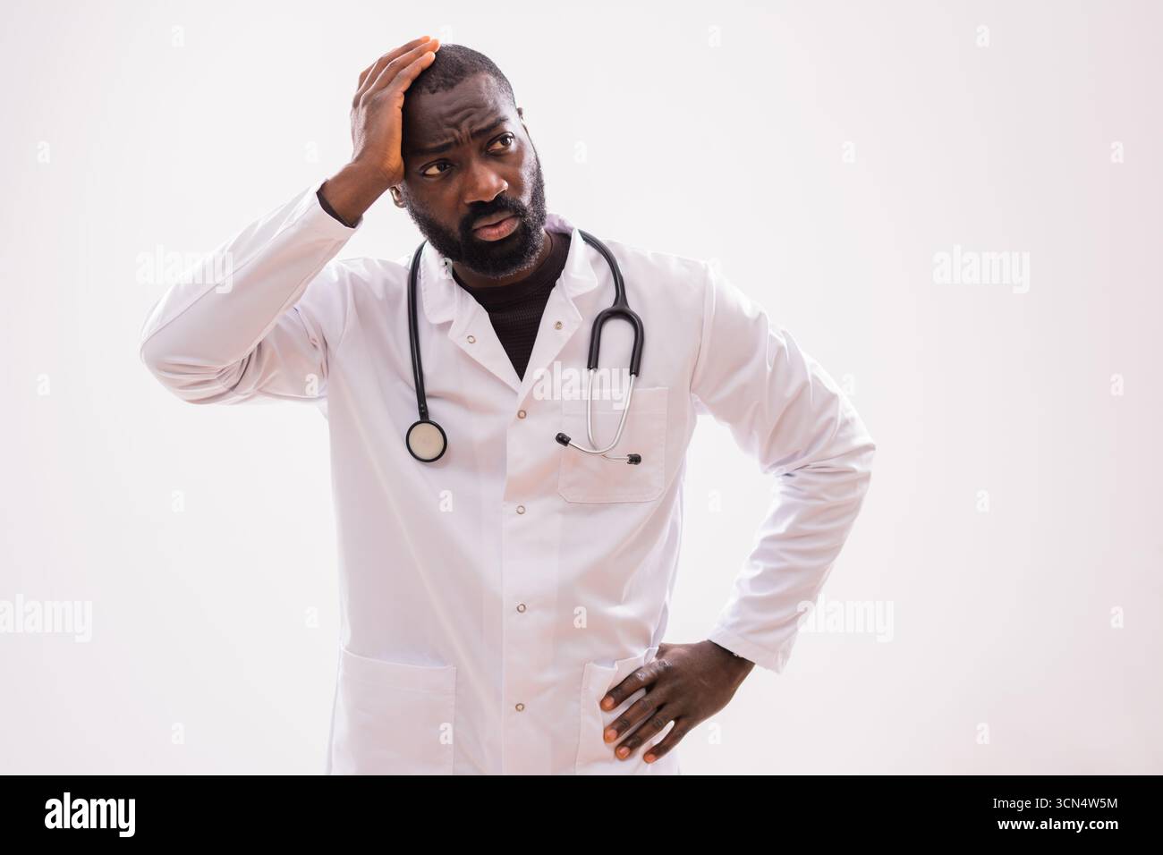 Ritratto di un medico africano stressato che si sente affaticato e stanco. Foto Stock