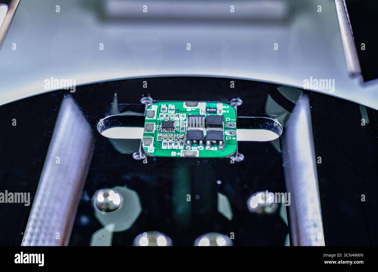 Sistema di ispezione digitale al microscopio per controllare la qualità delle schede elettroniche a circuito stampato messa a fuoco selettiva in fabbrica Foto Stock