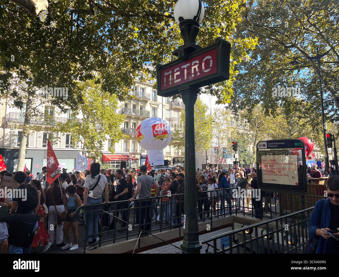 Manifestazione di Parigi il 18 settembre 2025 - una giornata nazionale di scioperi e proteste organizzata da un'ampia coalizione di sindacati francesi Foto Stock