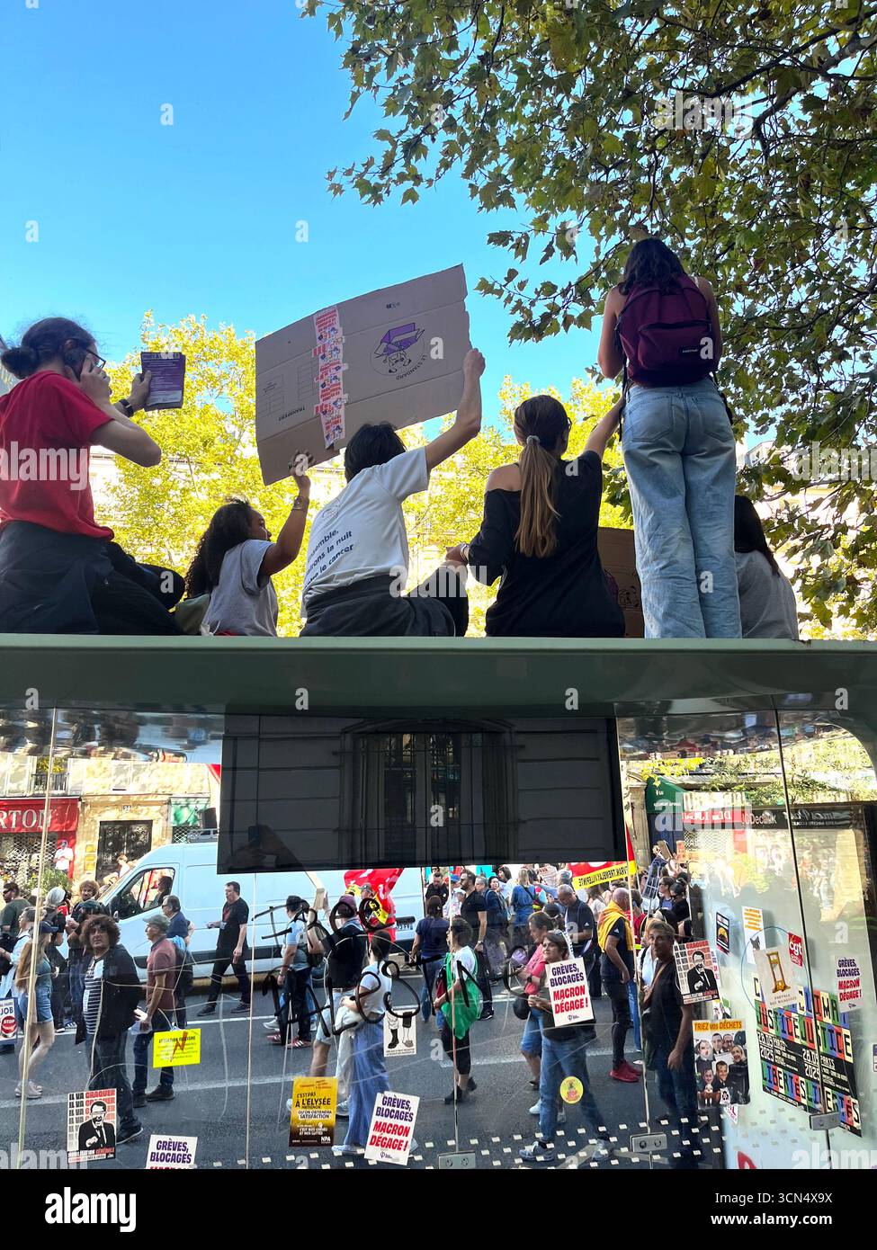 Manifestazione di Parigi il 18 settembre 2025 - una giornata nazionale di scioperi e proteste organizzata da un'ampia coalizione di sindacati francesi Foto Stock