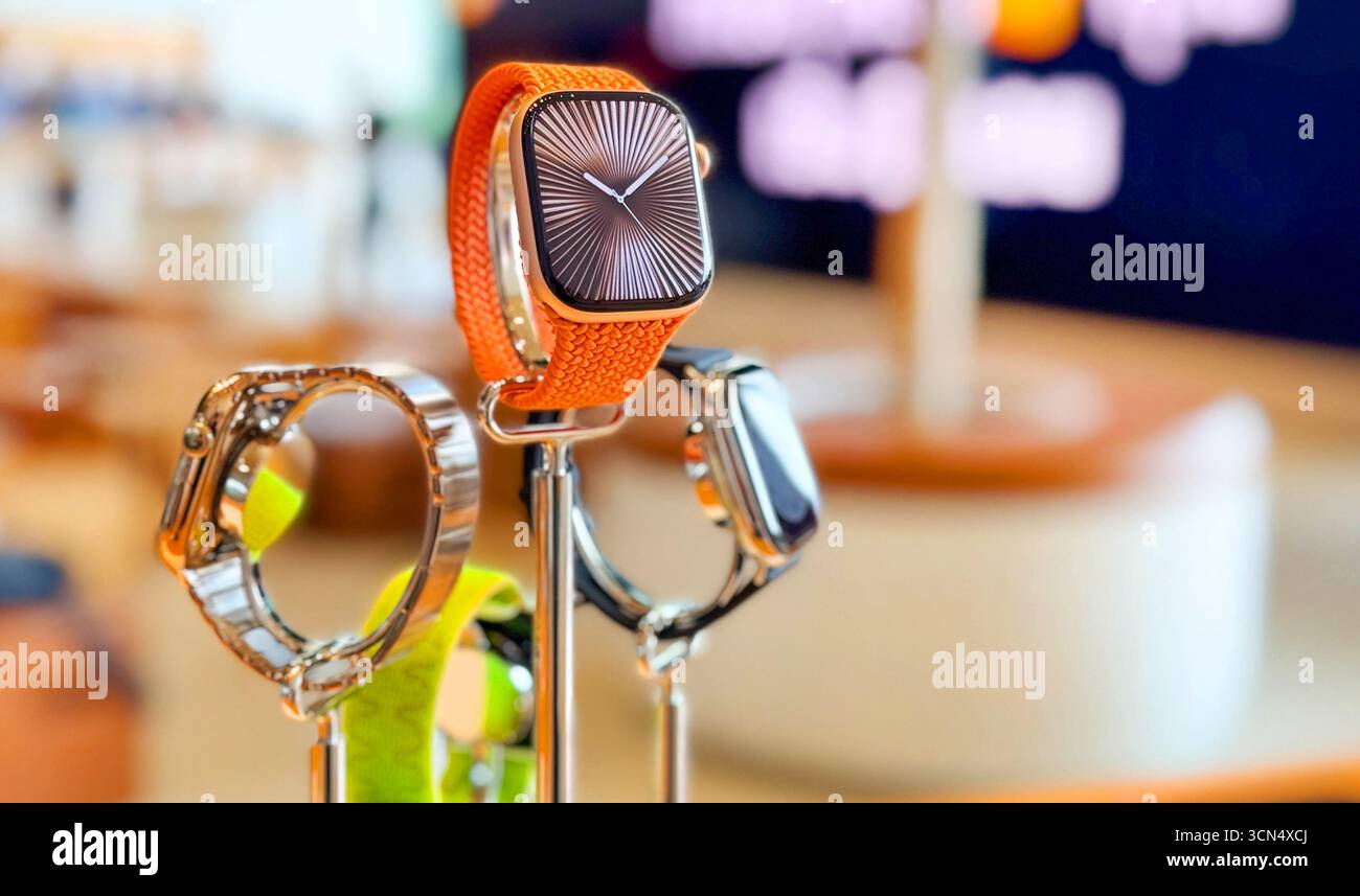 BANGKOK, TAILANDIA - 19 settembre 2025 : Un nuovo Apple Watch viene esposto presso il centro commerciale Apple Store ICONSIAM Foto Stock