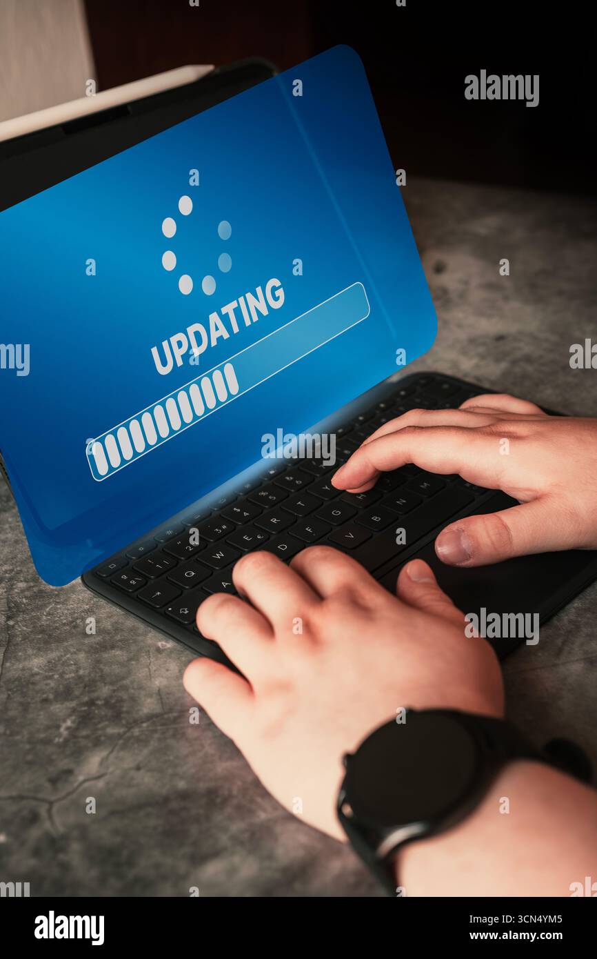 Tablet sulla scrivania con schermata di aggiornamento dell'installazione virtuale. Aggiornamenti software o aggiornamenti del sistema operativo. Maggiore sicurezza. Foto Stock