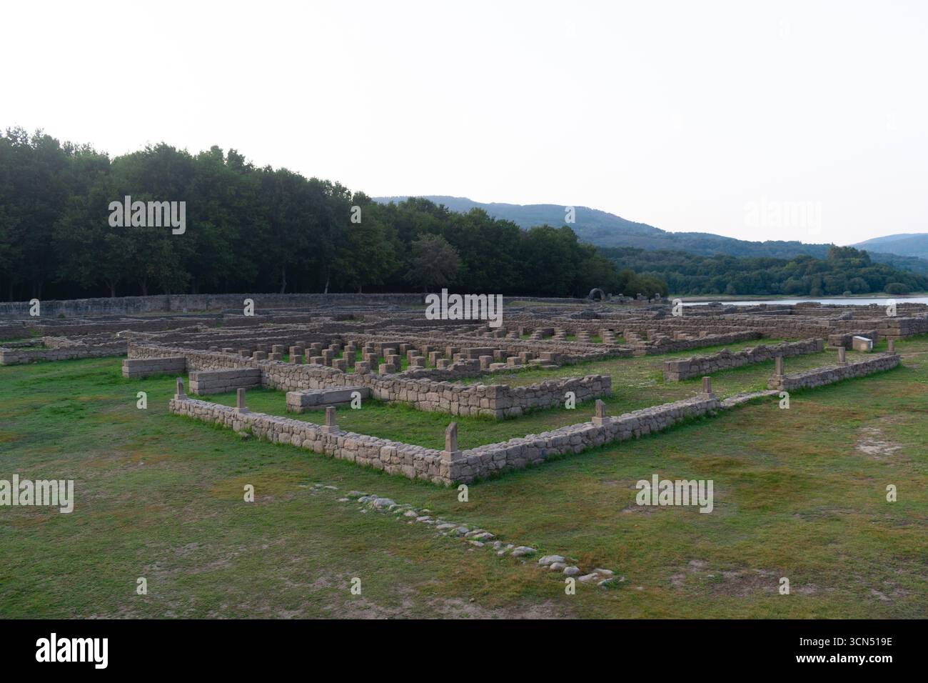 Una vista grandangolare del campo militare romano ad Aquis Querquennis. Ourense - España Foto Stock