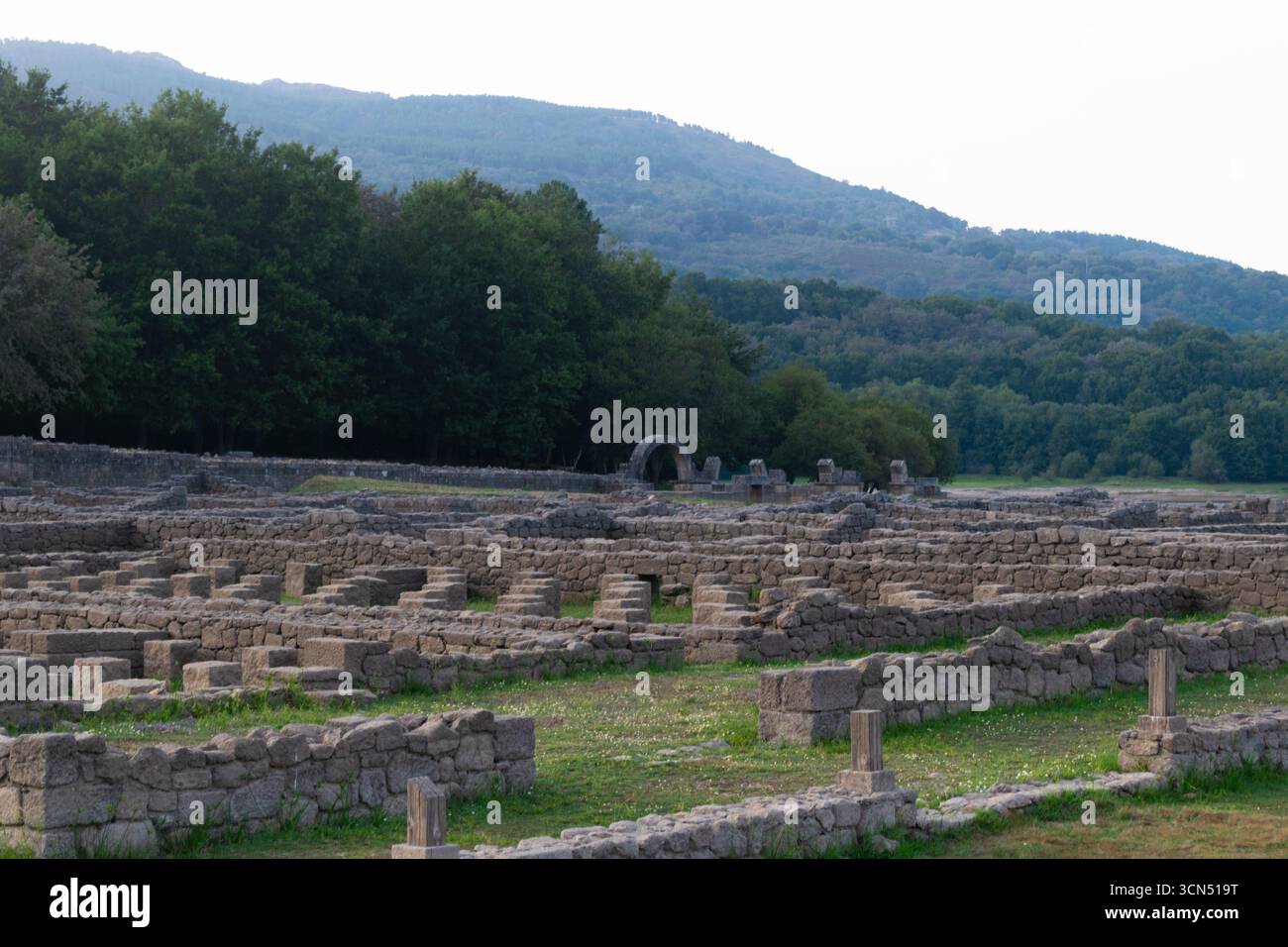 Una vista grandangolare del campo militare romano ad Aquis Querquennis. Ourense - España Foto Stock