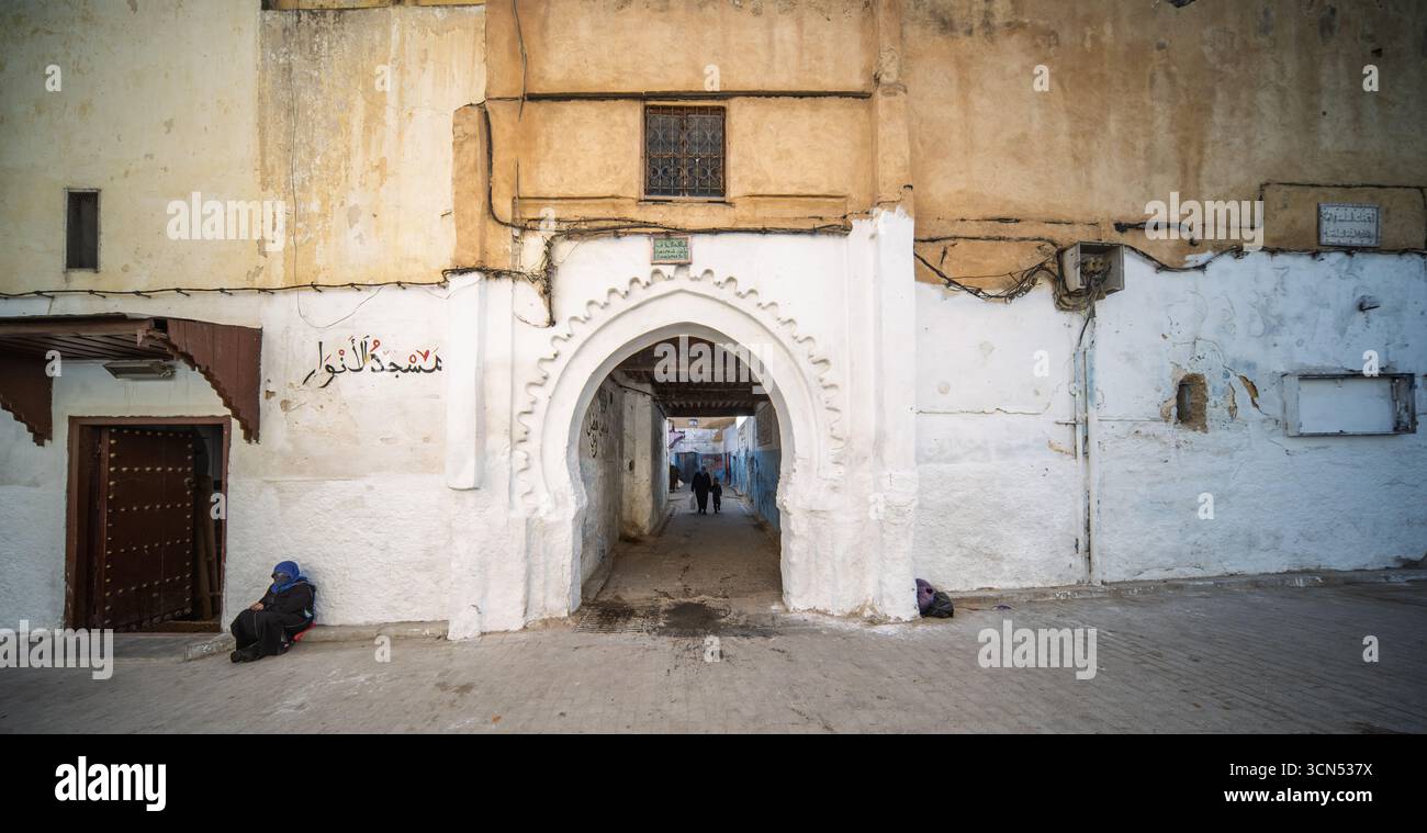 Arcate con il tempo definiscono il bordo della Kasbah an-Nouar a Fez, dove la storia persiste e i momenti tranquilli invitano all'esplorazione vicino a Bab Chorfa. Foto Stock