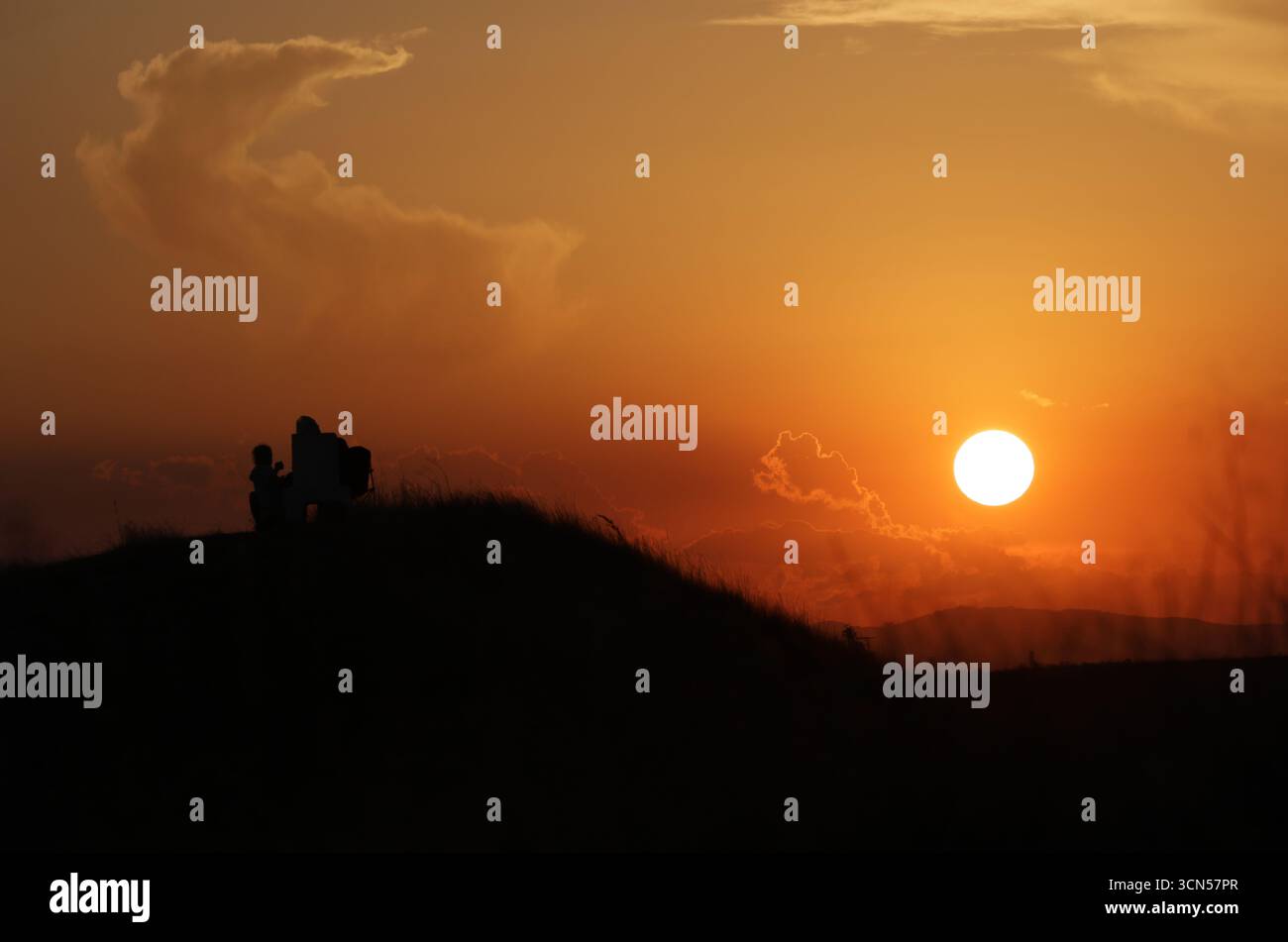 Il sole tramonta in estate. Foto Stock