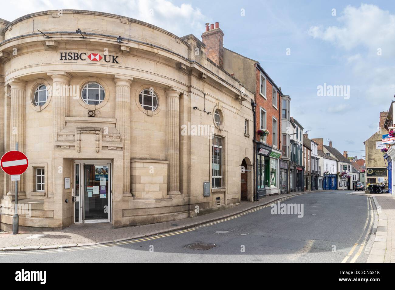 HSBC UK Bank a Westgate, Ripon, North Yorkshire, un classico edificio ad angolo in pietra con colonne, che si affaccia su una strada principale vuota di acquirenti Foto Stock