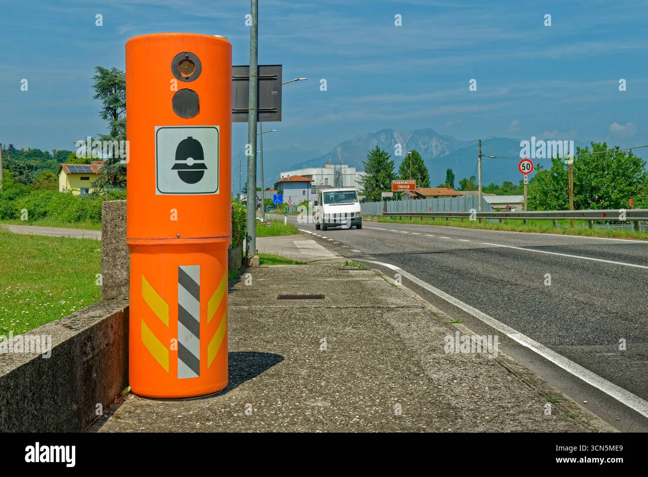 Autovelox simulato sul ciglio della strada in Italia. Foto Stock