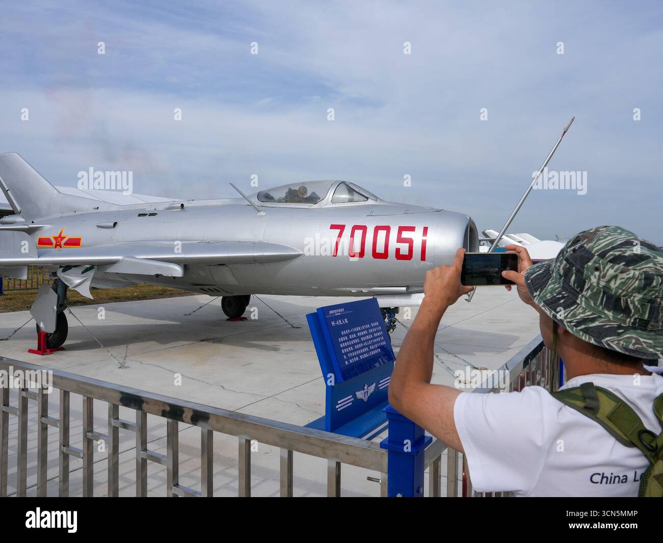 Changchun, la provincia cinese di Jilin. 19 settembre 2025. Un uomo scatta foto di un velivolo J-6 modificato senza pilota durante le attività di apertura del 2025 dell'aviazione dell'Esercito Popolare di Liberazione Cinese e del Changchun Air Show a Changchun, nella provincia di Jilin, nella Cina nord-orientale, 19 settembre 2025. Gli eventi sono iniziati qui venerdì. Crediti: Zhang Nan/Xinhua/Alamy Live News Foto Stock