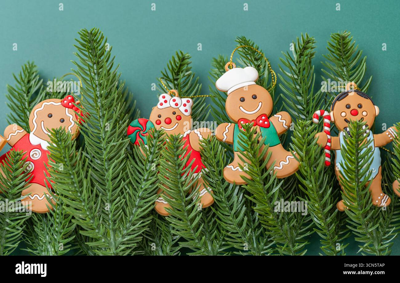 Decorazioni natalizie con uomini di pan di zenzero su rami di abete Foto Stock