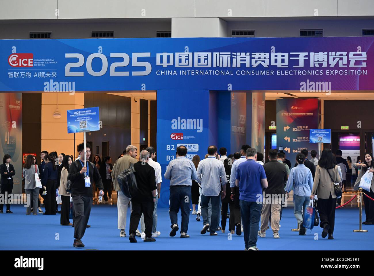 Qingdao, la provincia cinese dello Shandong. 19 settembre 2025. La gente entra nella sede della China International Consumer Electronics Exposition (CICE) 2025 a Qingdao, nella provincia di Shandong, nella Cina orientale, 19 settembre 2025. Il tema "l'intelligenza connette tutti, l'intelligenza artificiale potenzia il futuro", il CICE DI quest'anno è partito venerdì, presentando tecnologie all'avanguardia e prodotti innovativi. Crediti: Li Ziheng/Xinhua/Alamy Live News Foto Stock