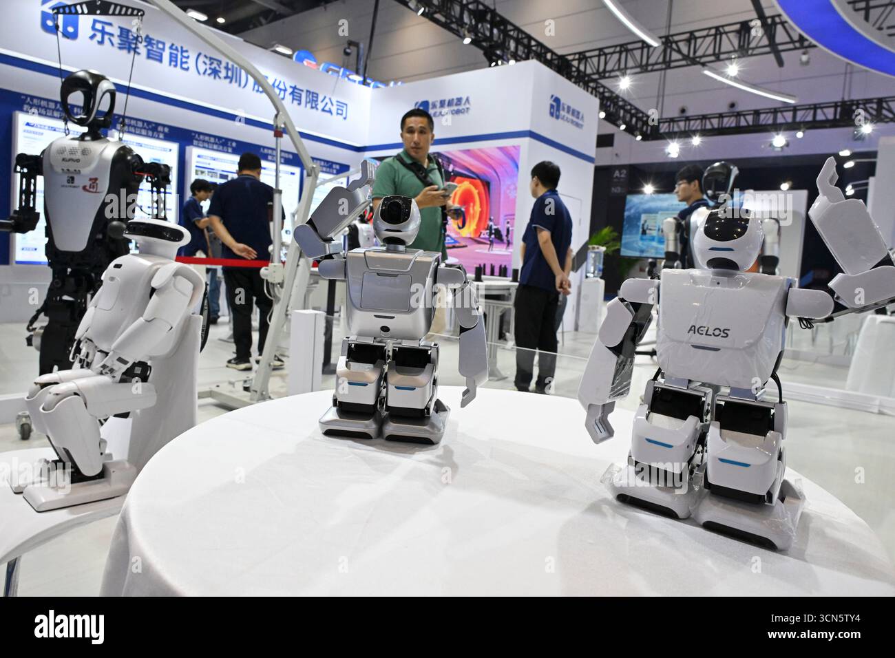 Qingdao, la provincia cinese dello Shandong. 19 settembre 2025. I robot sono stati visti alla China International Consumer Electronics Exposition (CICE) del 2025 a Qingdao, nella provincia di Shandong, nella Cina orientale, il 19 settembre 2025. Il tema "l'intelligenza connette tutti, l'intelligenza artificiale potenzia il futuro", il CICE DI quest'anno è partito venerdì, presentando tecnologie all'avanguardia e prodotti innovativi. Crediti: Li Ziheng/Xinhua/Alamy Live News Foto Stock