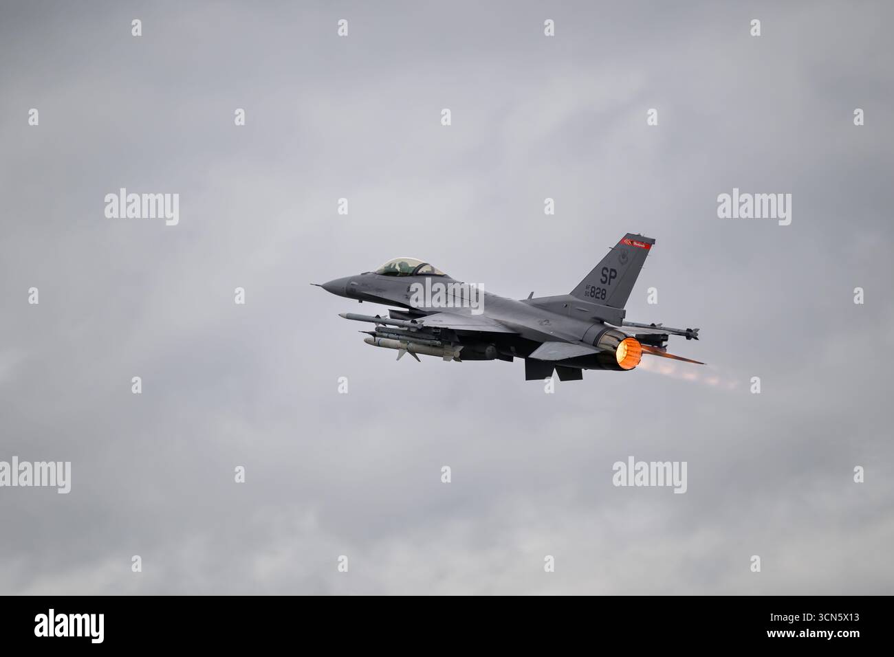 Un F-16 Fighting Falcon assegnato al 480th Fighter Squadron parte da Spangdahlem Air base, Germania, 9 settembre 2025. Operando in condizioni climatiche povere Foto Stock
