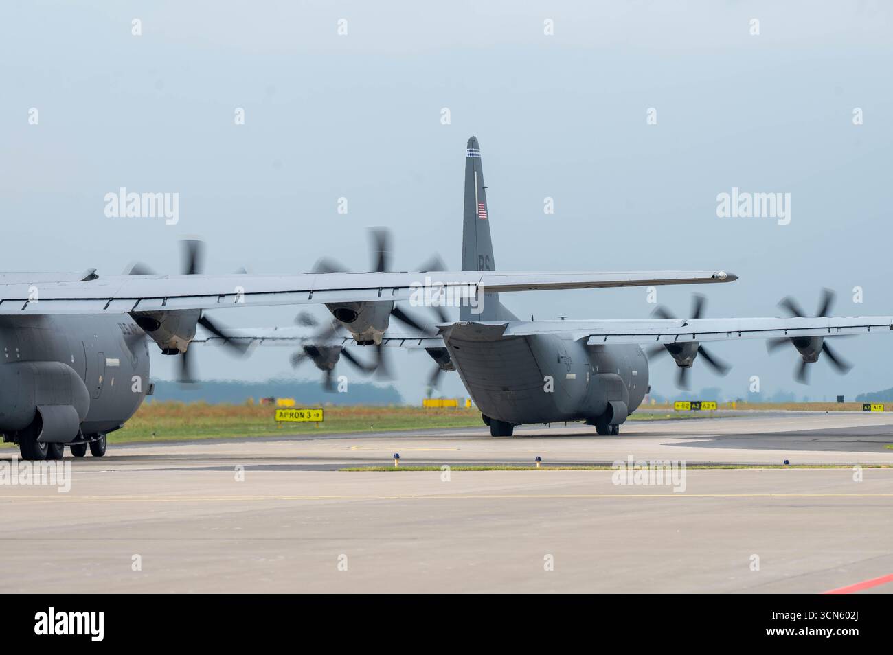 Due C-130J Super Hercules dalla Ramstein Air base, Germania, taxi prima del decollo durante l'esercitazione Hussar Saber alla 33rd Air base, Polonia, 8 settembre Foto Stock