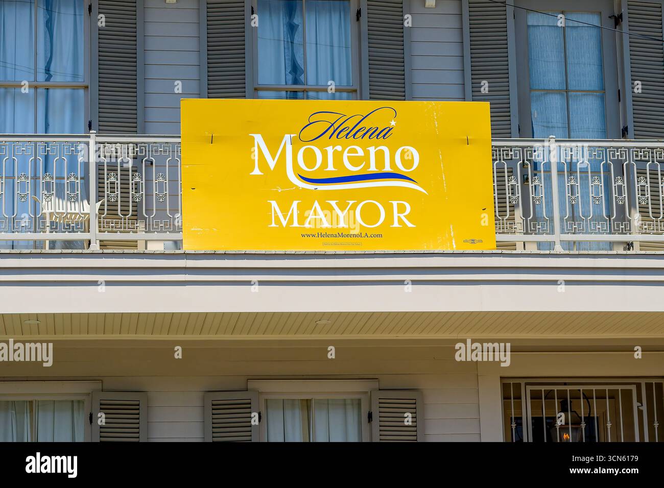 New Orleans, LOUISIANA, Stati Uniti d'America - 11 settembre 2025: Firma della campagna per la candidata sindaco di New Orleans Helena Moreno su un balcone nell'Uptown New Orleans Foto Stock