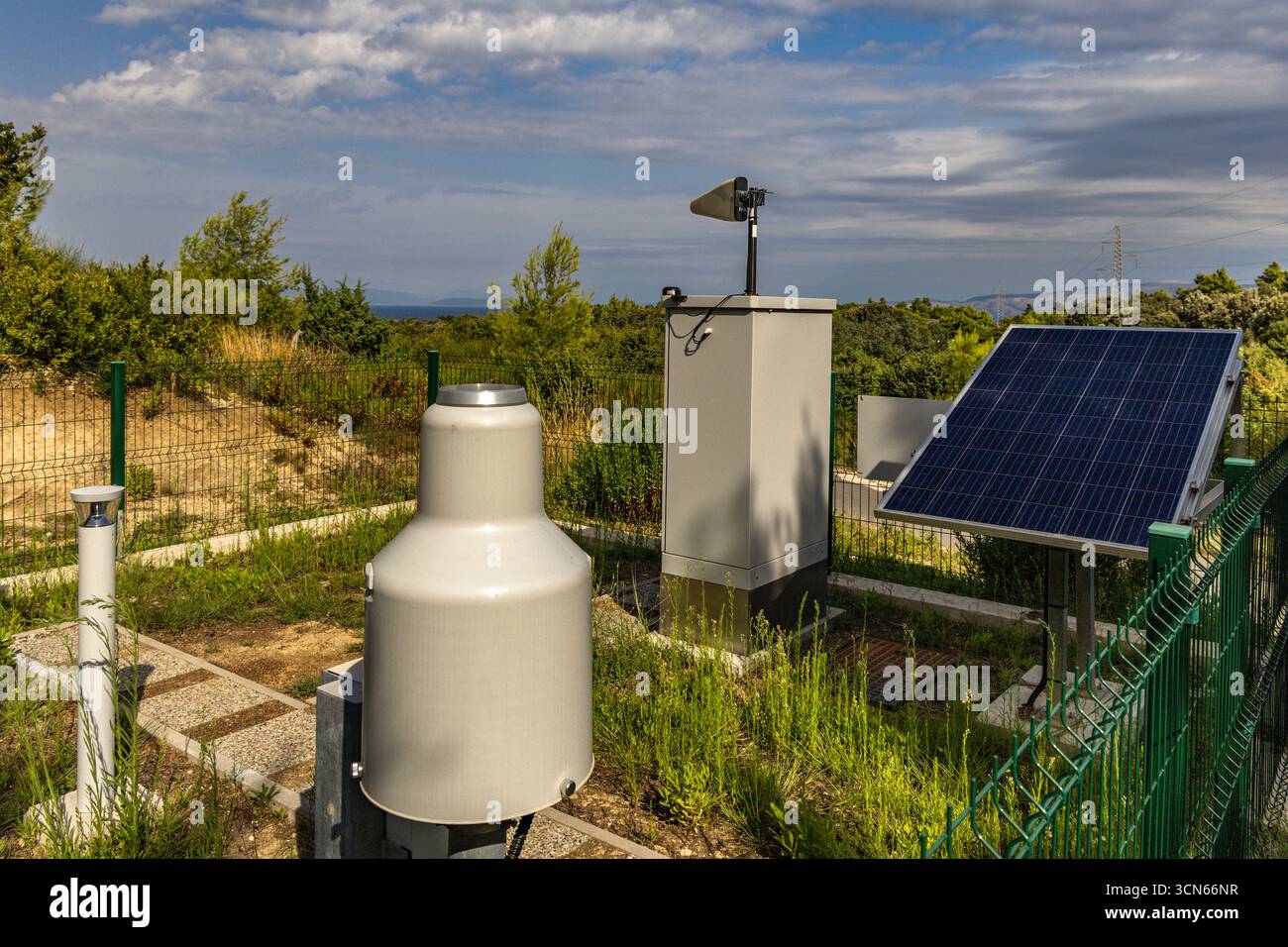 Stazione meteorologica sull'isola di Rab in Croazia, che misura la velocità del vento, l'umidità dell'aria e la temperatura dell'aria Foto Stock